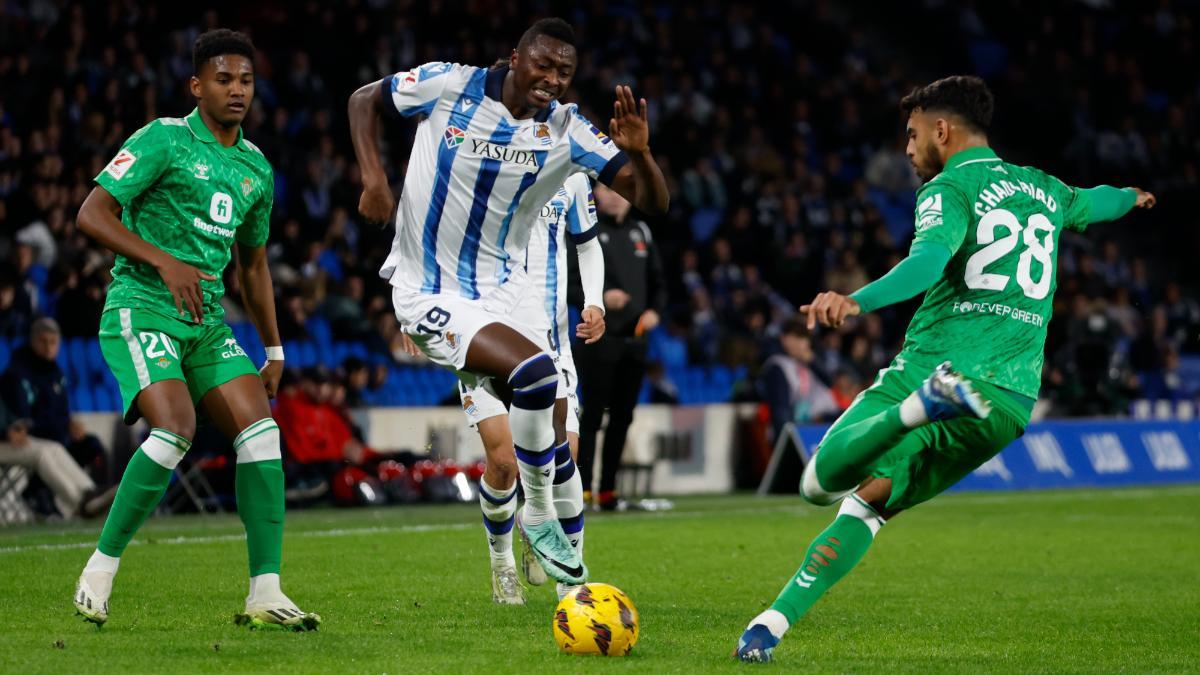 Chadi Riad, contundente en un acción del duelo ante la Real Sociedad