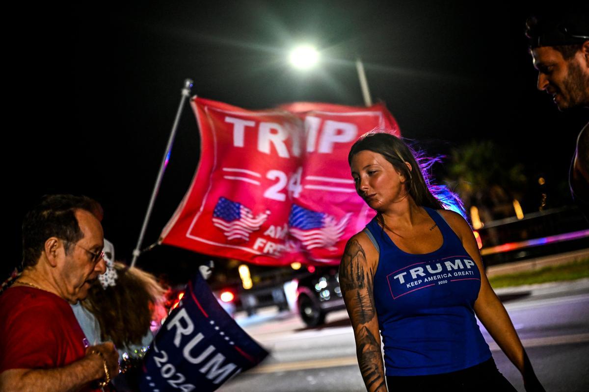  Partidarios del expresidente estadounidense Donald Trump protestan cerca del Mar-a-Lago Club en Palm Beach.