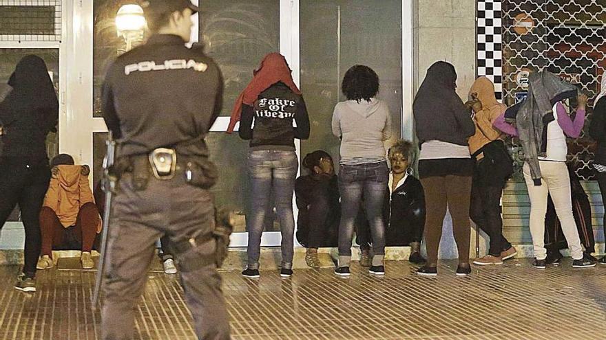 PolicÃ­as durante una operaciÃ³n contra la prostituciÃ³n callejera.