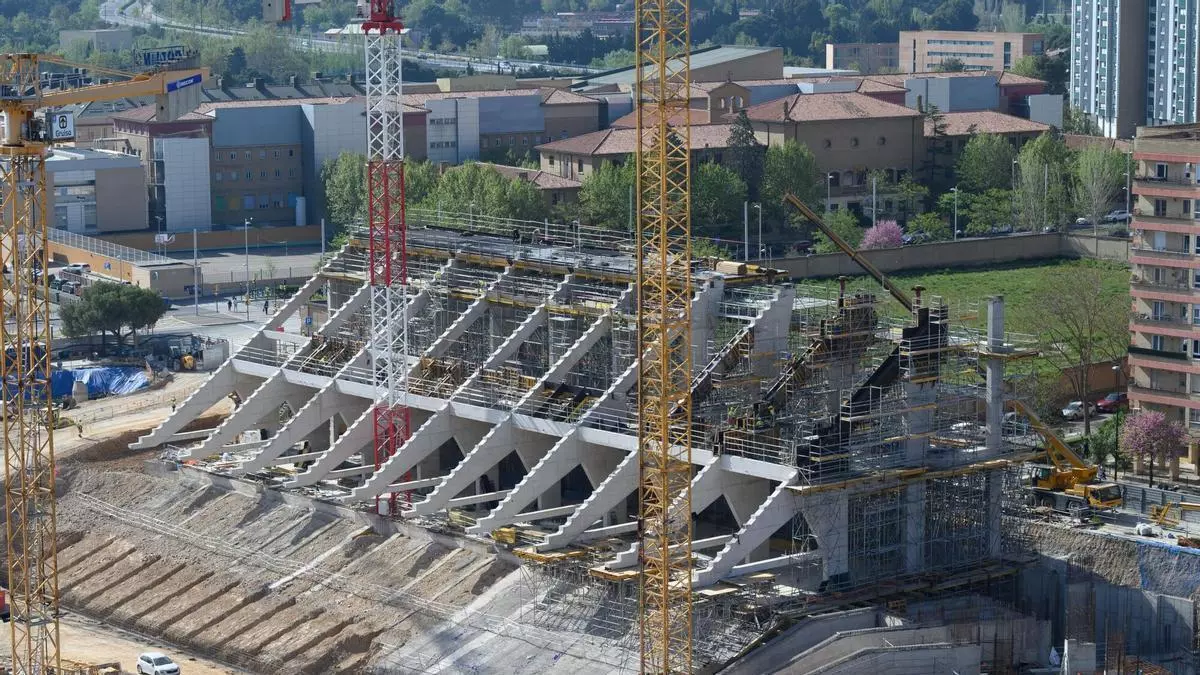 Una montaña enorme de tierra y un esqueleto esculpido por el cierzo: todos los detalles de las obras de La Romareda