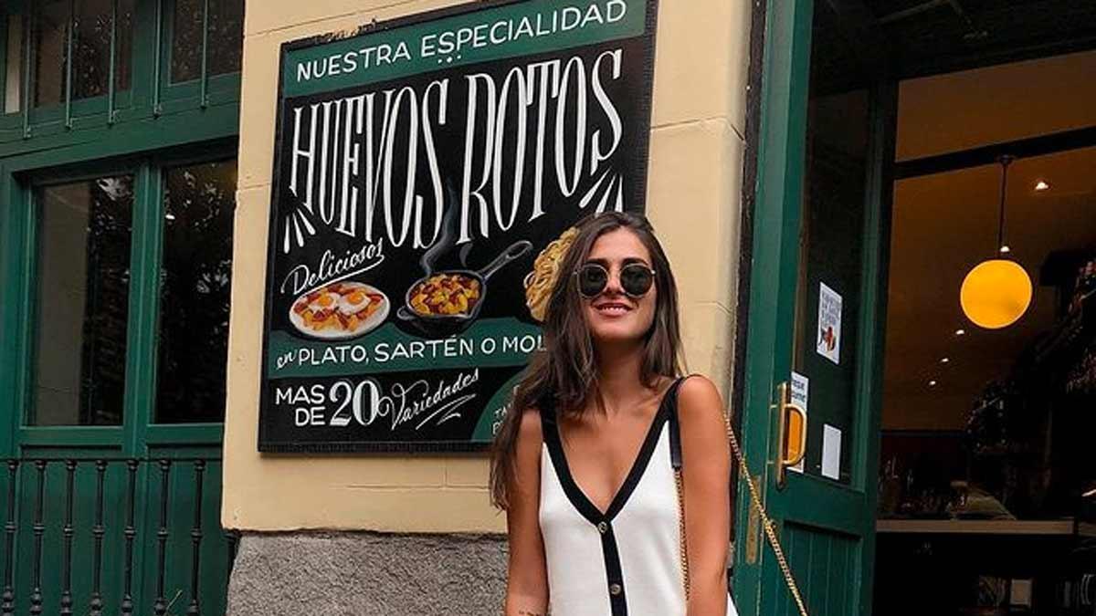 Mery Turiel en Instagram con vestido corto en blanco y detalles en negro