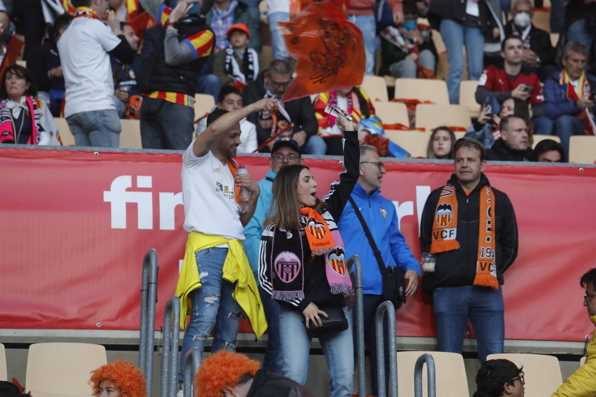 La afición valencianista llena de color el estadio de la Cartuja