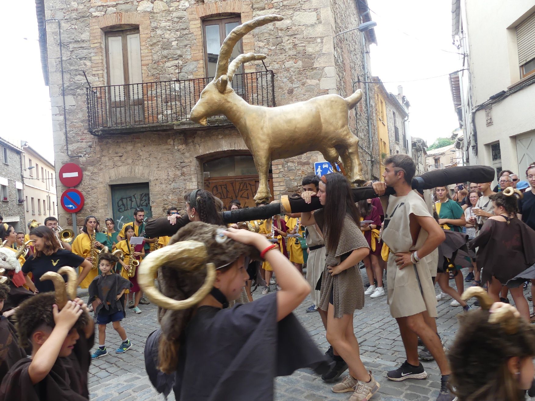 La Cabra d'Or omple de música i dansa el nucli antic de Moià