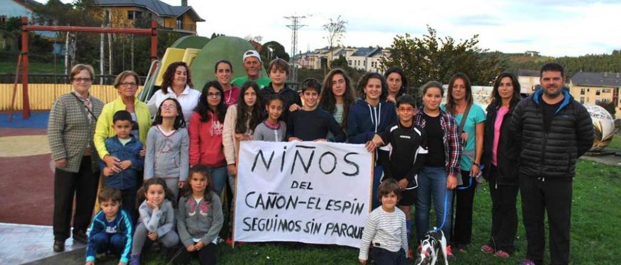 Niños y vecinos de El Espín, en el parque de Doña Sara.