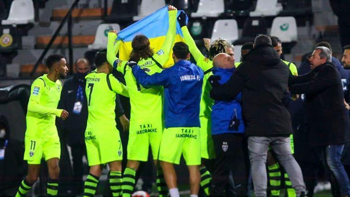 Momento en el que el banquillo del Ionikos celebró el empate con la bandera de Ucrania presente