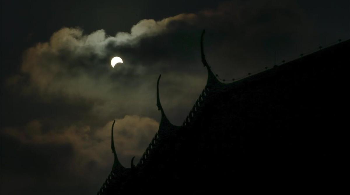 Eclipse solar parcial en Bangkok, Tailandia. 