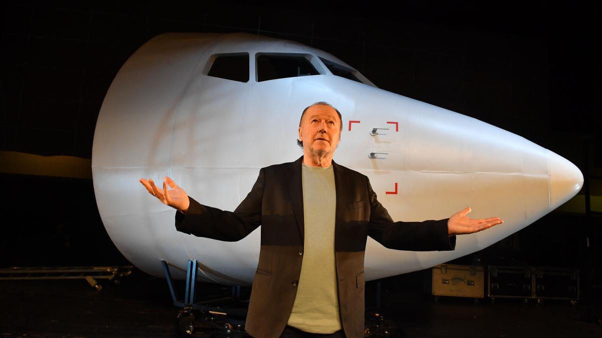 El actor y piloto Enrique Piñeyro, durante un ensayo en el teatro Colón.