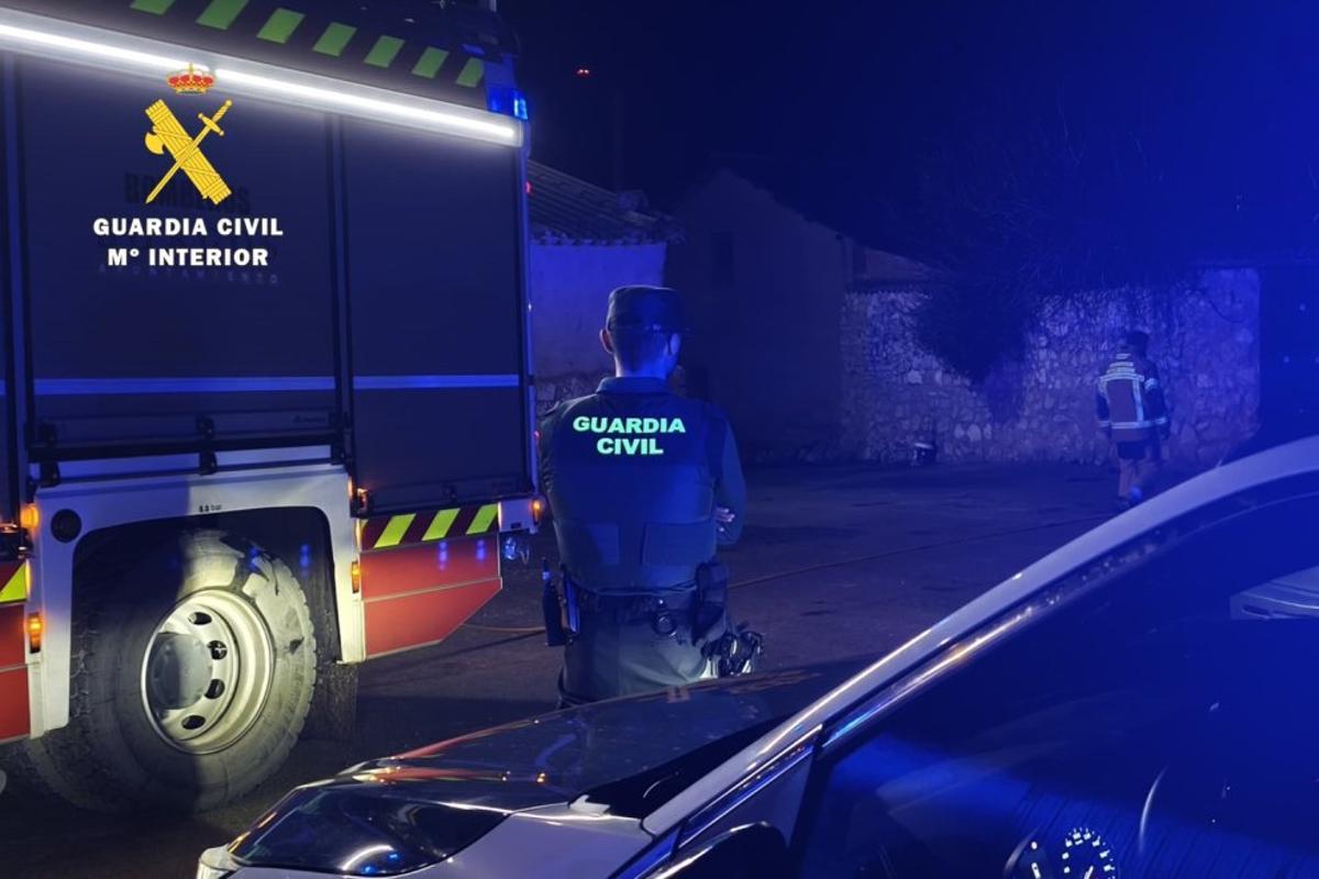 Agentes de la Guardia Civil rescatan a una anciana en Valencina