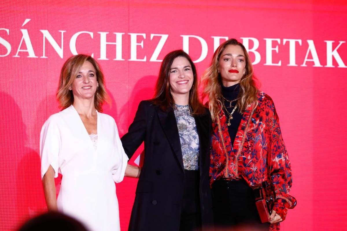 Andrea Arabia, subdirectora de Woman Madame Figaro y directora de Woman.es, e Isabel Rodríguez, directora comercial de Iberia Express, entregar el Premio Conscious Talent a Sofía Sánchez de Betak, Chufy.