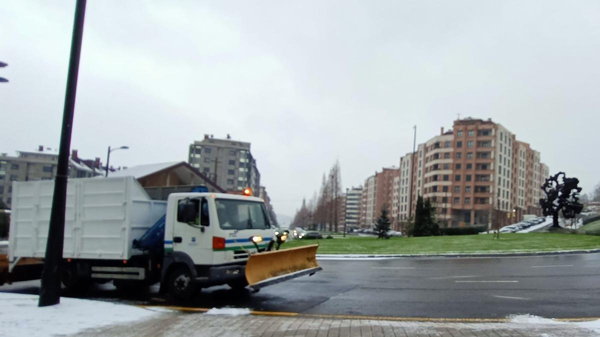 Oviedo amanece cubierta por un manto blanco tras la llegada de la borrasca "Filomena"