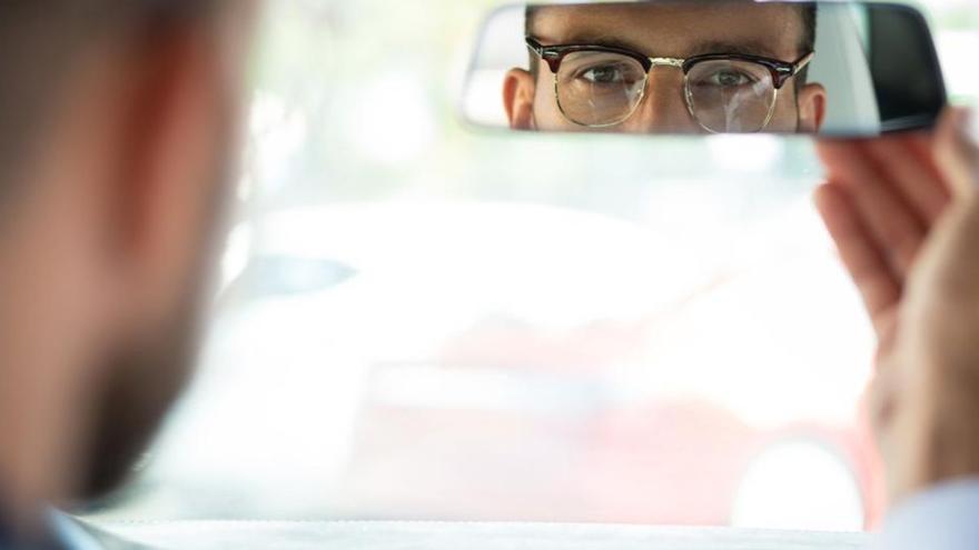 Aviso urgente de la DGT a los conductores que llevan gafas y lentillas: a partir de ahora, multa por esta razón