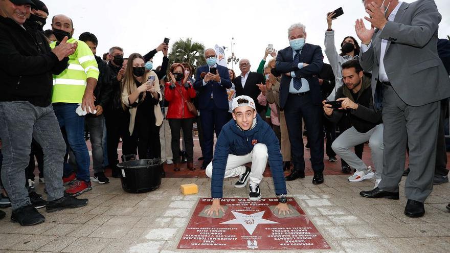 Pedro Acosta celebra su título en el Puerto de Mazarrón