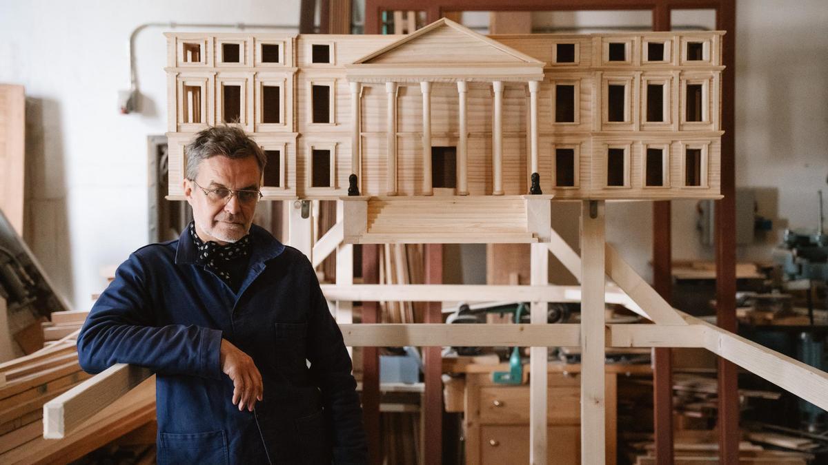 Roger Bernat, delante de la maqueta del Congreso de los Diputados montada como paso que procesionará por el centro de Madrid.