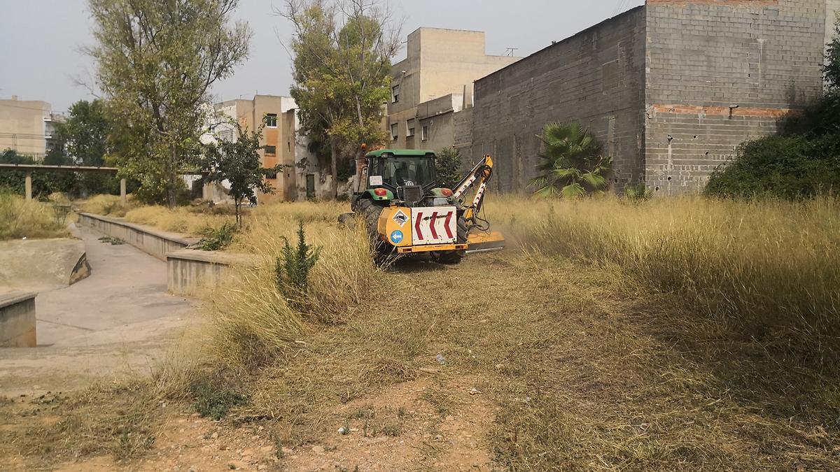 Bomberos de la Diputación de Castelló culminarán durante esta semana las labores de limpieza del barranco de Fátima de Almassora.