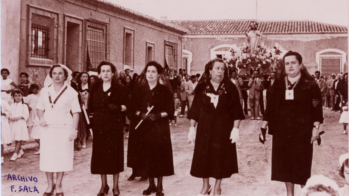 Procesión de la imagen del Sagrado Corazón de Jesús por la calle Canónigo Torres de Torrevieja.