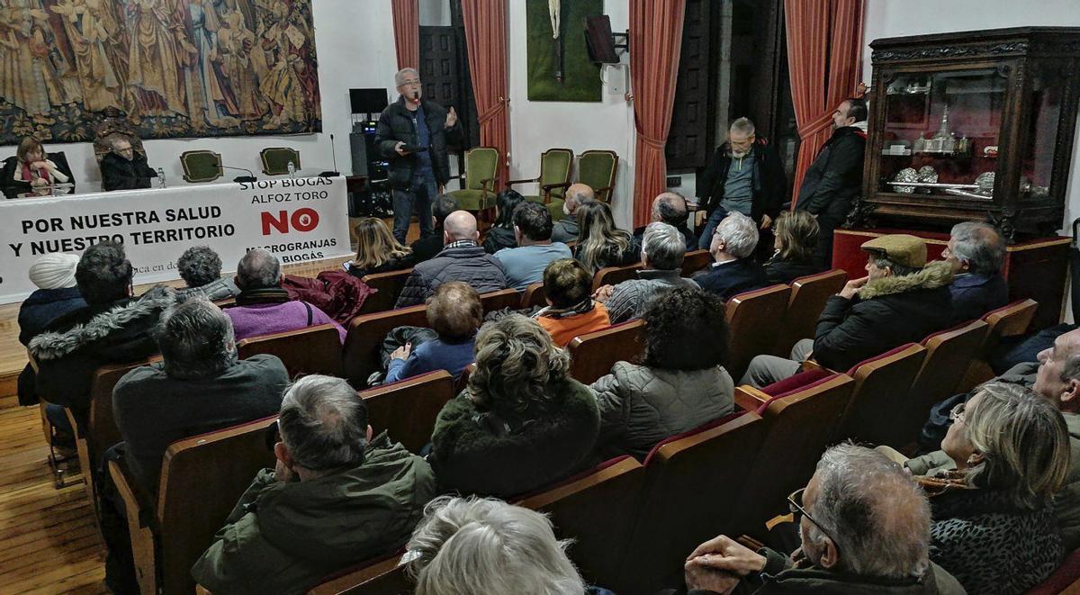 Cantuche, de pie, explica a los asistentes a la asamblea la situación sanitaria en la provincia. | M. J.. C.