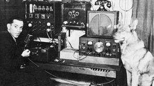 Josef Klein, ante su aparato de radio y su perro.