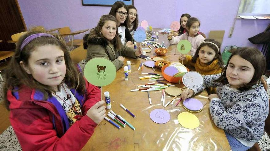 Por la izquierda, Irene García, Jimena Ruiz; Raquel Marín, de &quot;Alendar&quot;; Ainara Membrilla, Claudia Argüelles, Dunia Bouzidi, Thalía Martínez y Nayara Rodríguez.