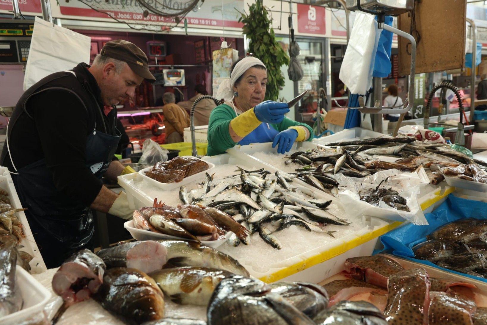 Venta de sardina en la plaza de abastos de Vilagarcía, ayer.