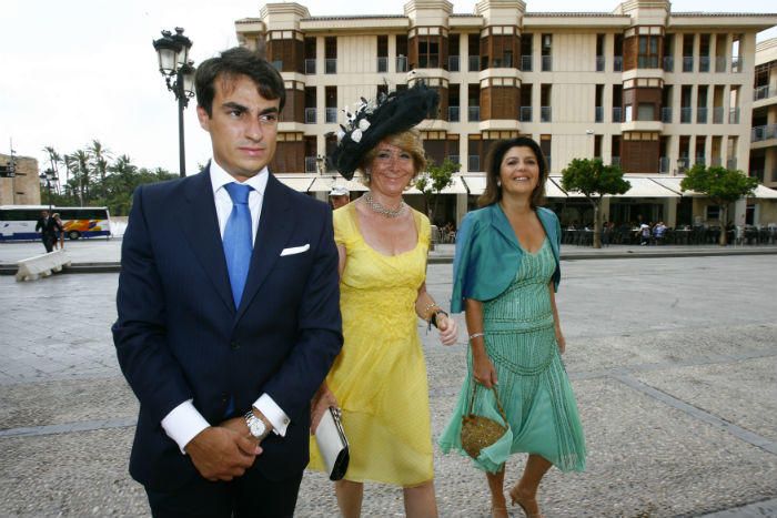 Invitados y curiosos en la boda en Santa María