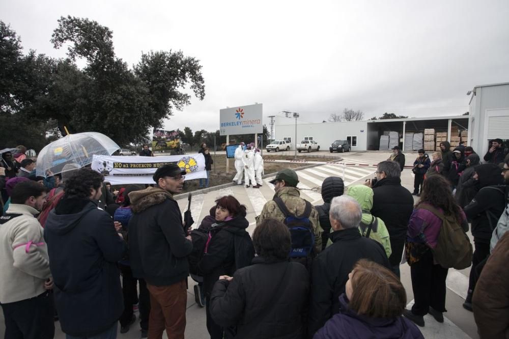 Manifestación con la mina de uranio en Retortillo