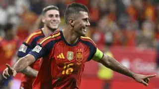 Rodri se cuela entre las leyendas del Barça con España