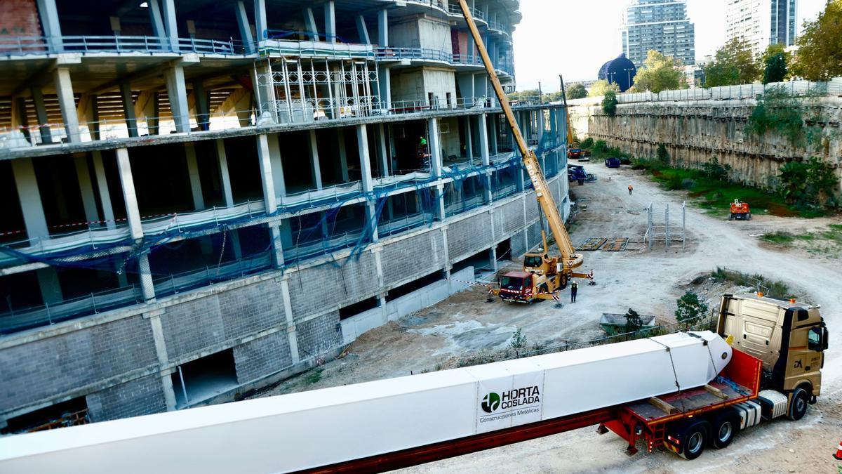 Los pilares del Nou Mestalla ya están en la parcela del futuro estadio.