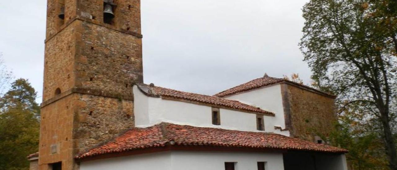 Andrés García y Pelayo Peruyera juegan delante de la iglesia de San Juan de Parres.