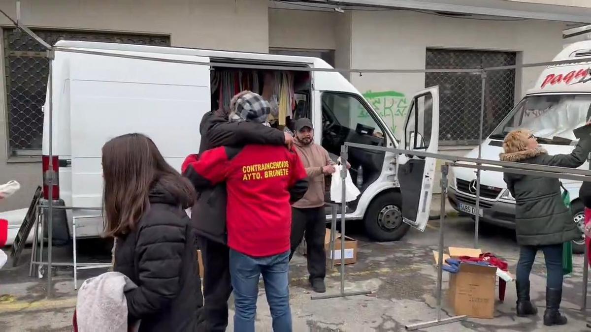 VÍDEO | Un vendedor regala toda su mercancía en el mercado de El Puente tras saber que era millonario: le tocó 'El Gordo' en La Bañeza