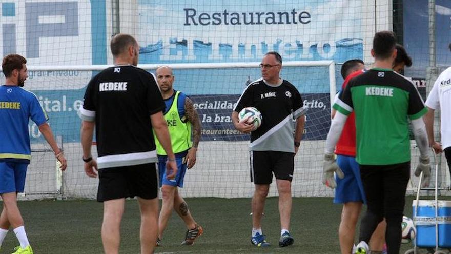 Rafa Muñoz, entrenador paleño, dirige una sesión de esta semana en el Nuevo San Ignacio.