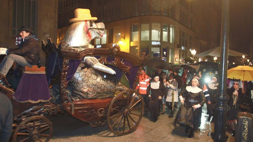 Varias monjas encabezan la comitiva fúnebre, siguiendo a la sardina, en la calle Paseo’. |   // I. OSORIO