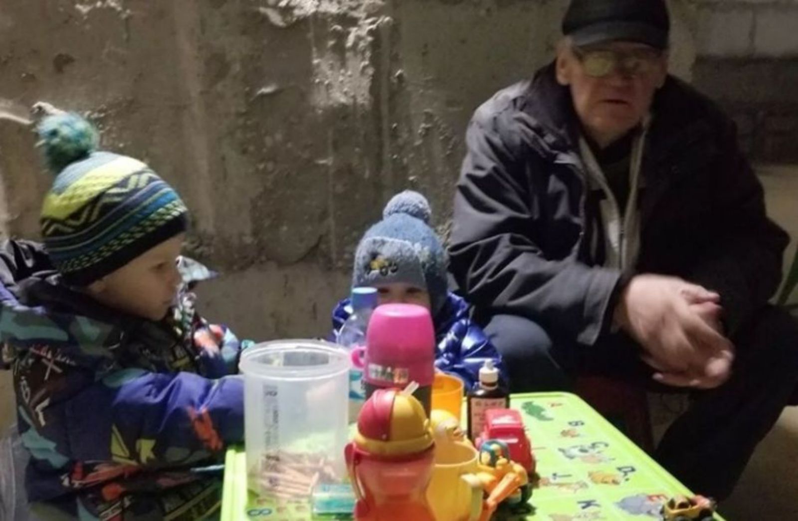 Los hijos y el padre de Snizana, en el refugio de su bloque de pisos.  |