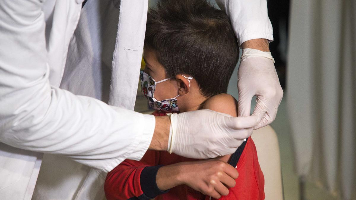 Niños y niñas se vacunan en el centro de salud Seminario (Zaragoza)