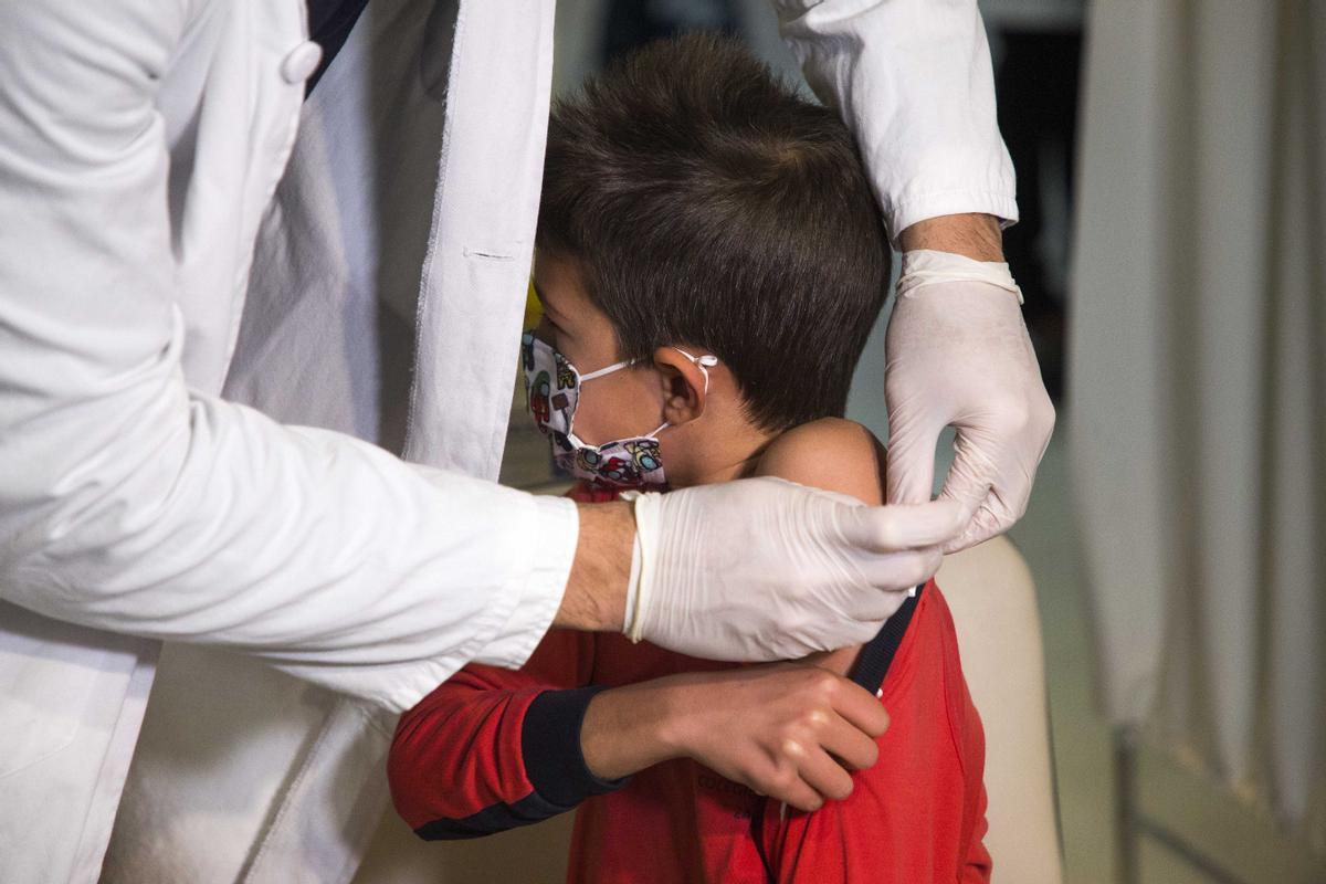 Niños y niñas se vacunan en el centro de salud Seminario (Zaragoza)