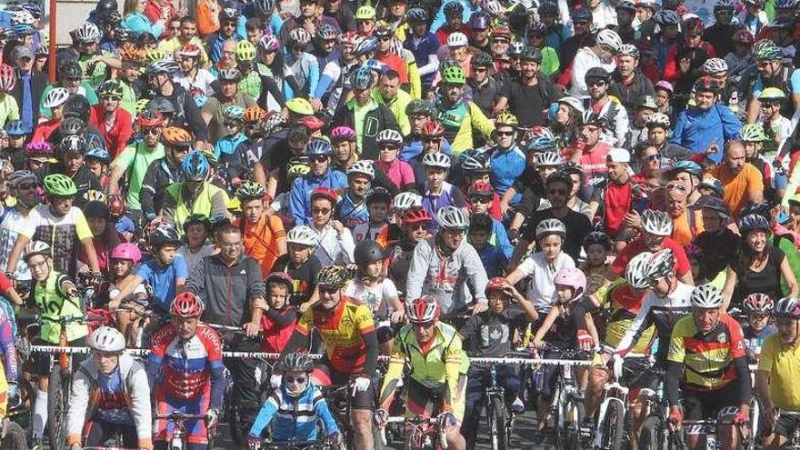 Una vista de los participantes en el Día de la Bici, ayer en Ourense. // Iñaki Osorio