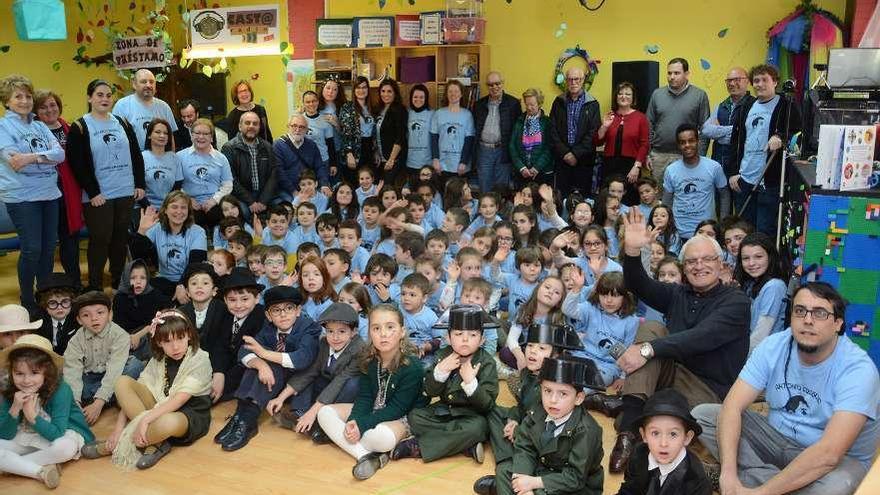 Miembros de la RAG con escolares del colegio Carballedo. // G. Santos