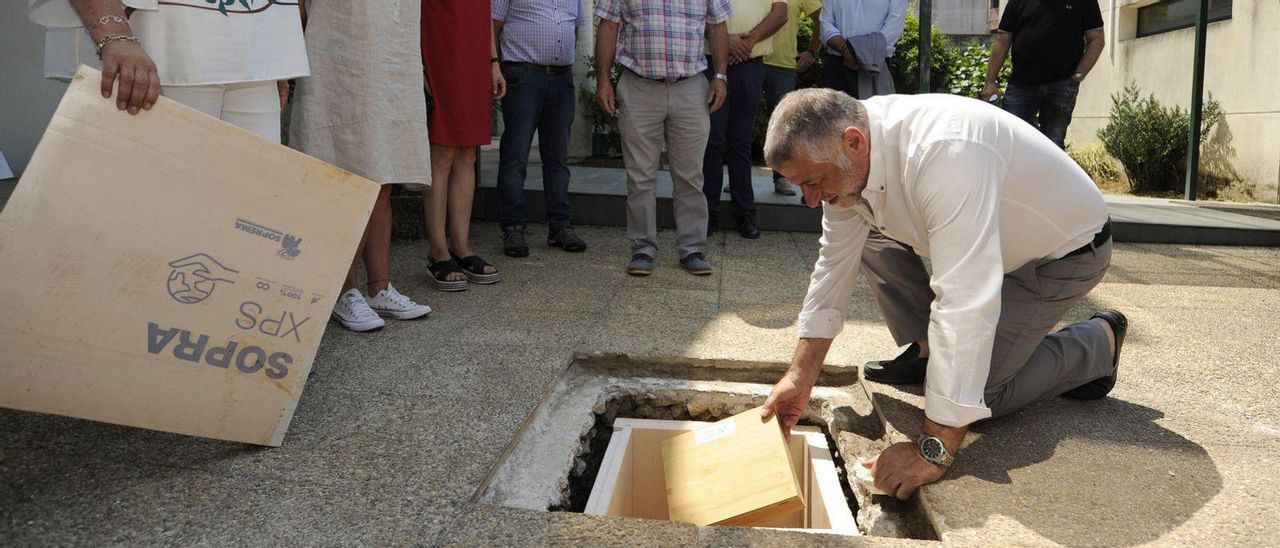 Cuíña coloca la cápsula del tiempo del inicio de las obras del nuevo Concello de Silleda. |  // BERNABÉ/J. LALÍN