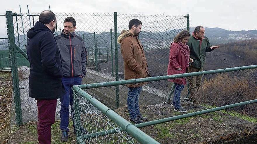 Ana Miranda (2ª d.) con ediles de Ponte Caldelas y Soutomaior. // Irago