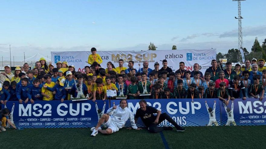 Los finalistas de ayer posan tras la entrega de trofeos. | FirmaFoto
