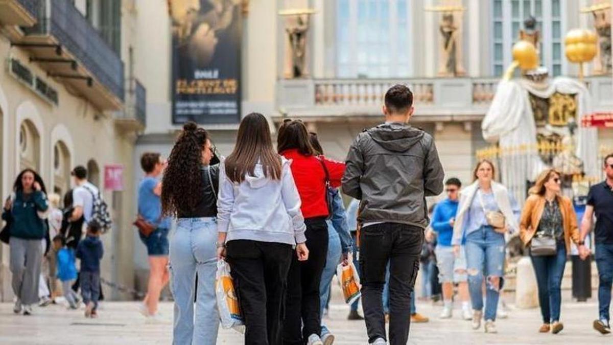 Vianants passejant per Figueres en una imatge d'arxiu.