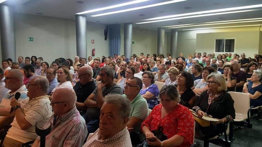 Los afectados por las devoluciones de las ayudas se reunieron anteanoche.