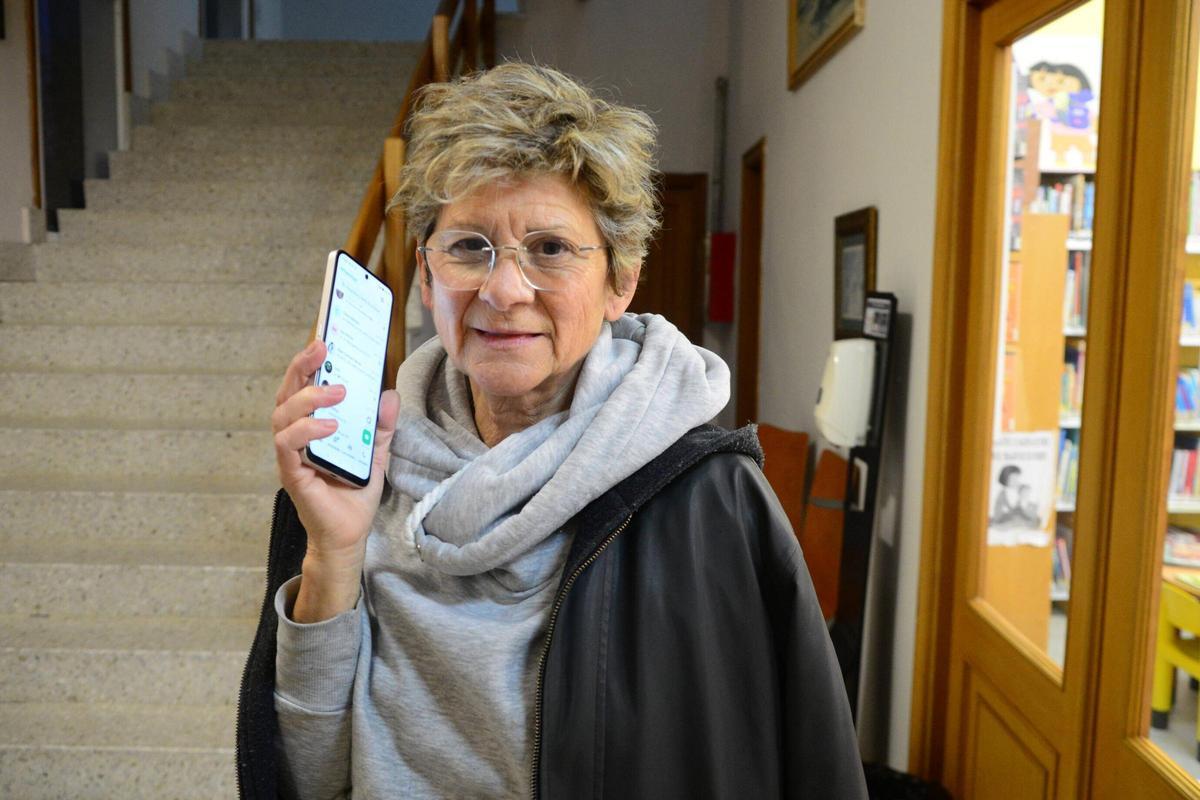 Ángeles Barros, de la Asociación Cultural Sanamedio, ayer con su móvil en la Casa do Pobo de Beluso.