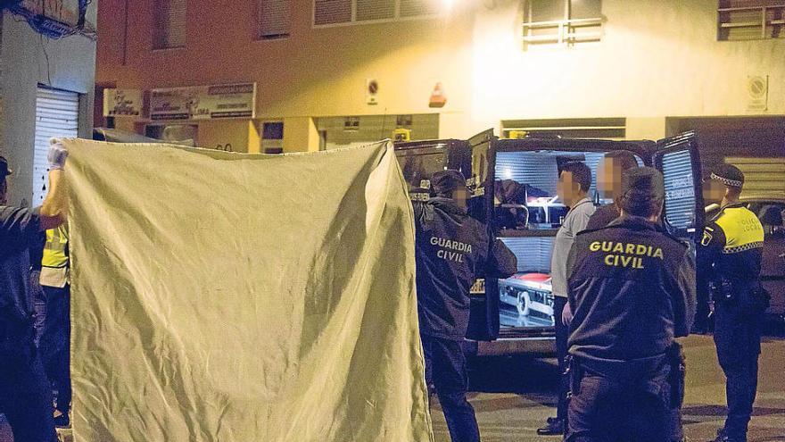 La Guardia Civil y la Policía Local el pasado viernes donde hallaron a la fallecida.