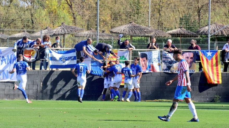 El Figueres celebra el gol que els ha donat la victòria.