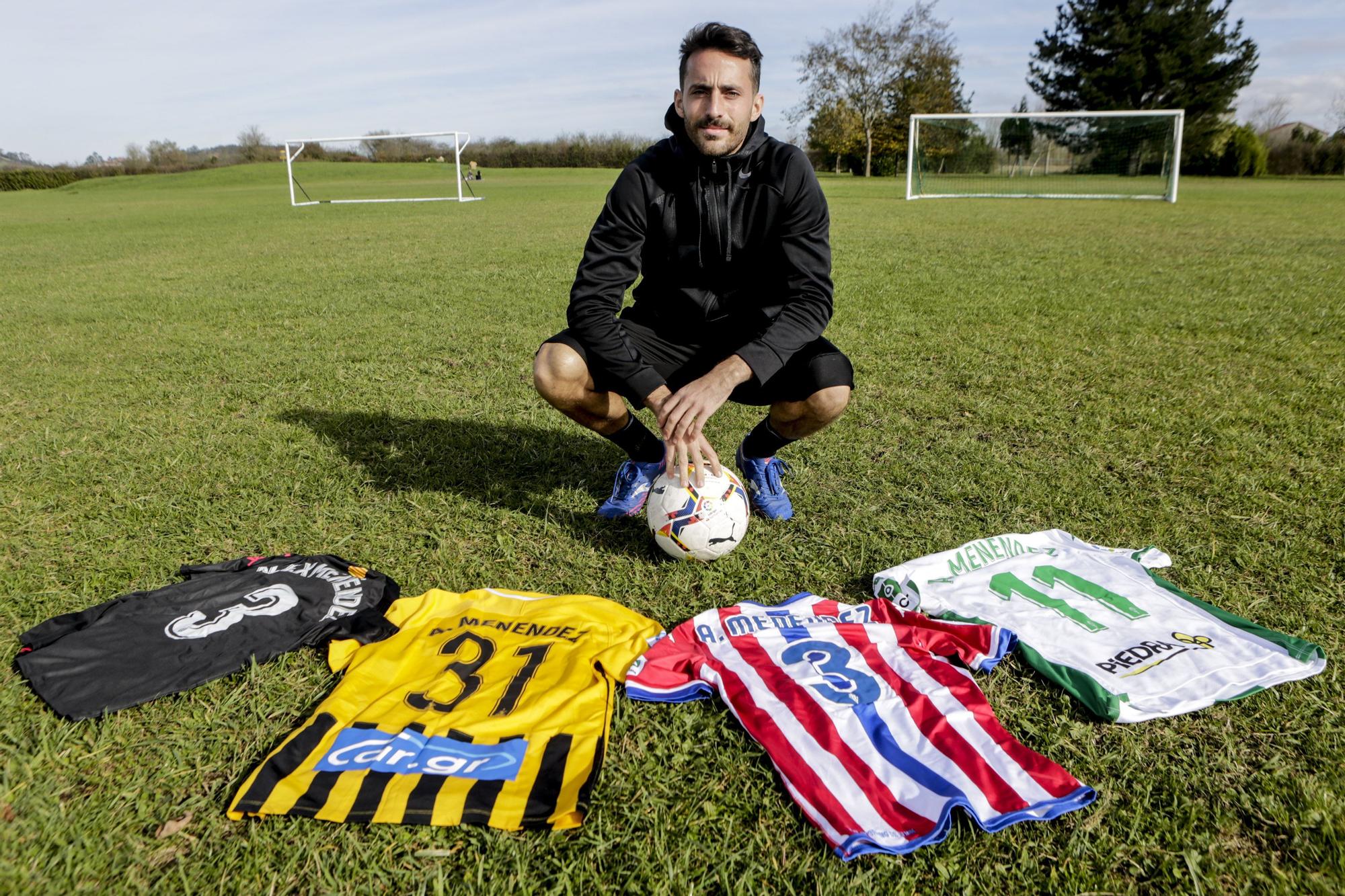 Álex Menéndez, ayer, ante las camisetas de Reus, Aris, Sporting y Córdoba, equipos en los que militó