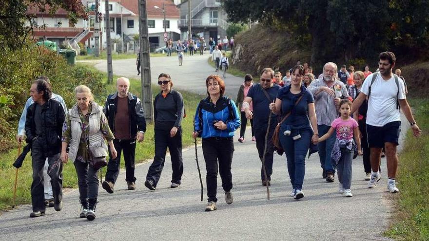 Participantes de una actividad anterior de rutas de senderismo organizadas por el Concello de Pontevedra. // Rafa Vázquez