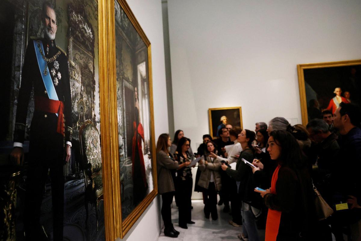 Members of the media work next to the portraits of Spain's King Felipe and Queen Letizia by U.S. photographer Annie Leibovitz during a media presentation as part of the exhibition &quot;La tirania de Cronos&quot;, at the Bank of Spain in Madrid, Spain, November 25, 2024. REUTERS/Susana Vera