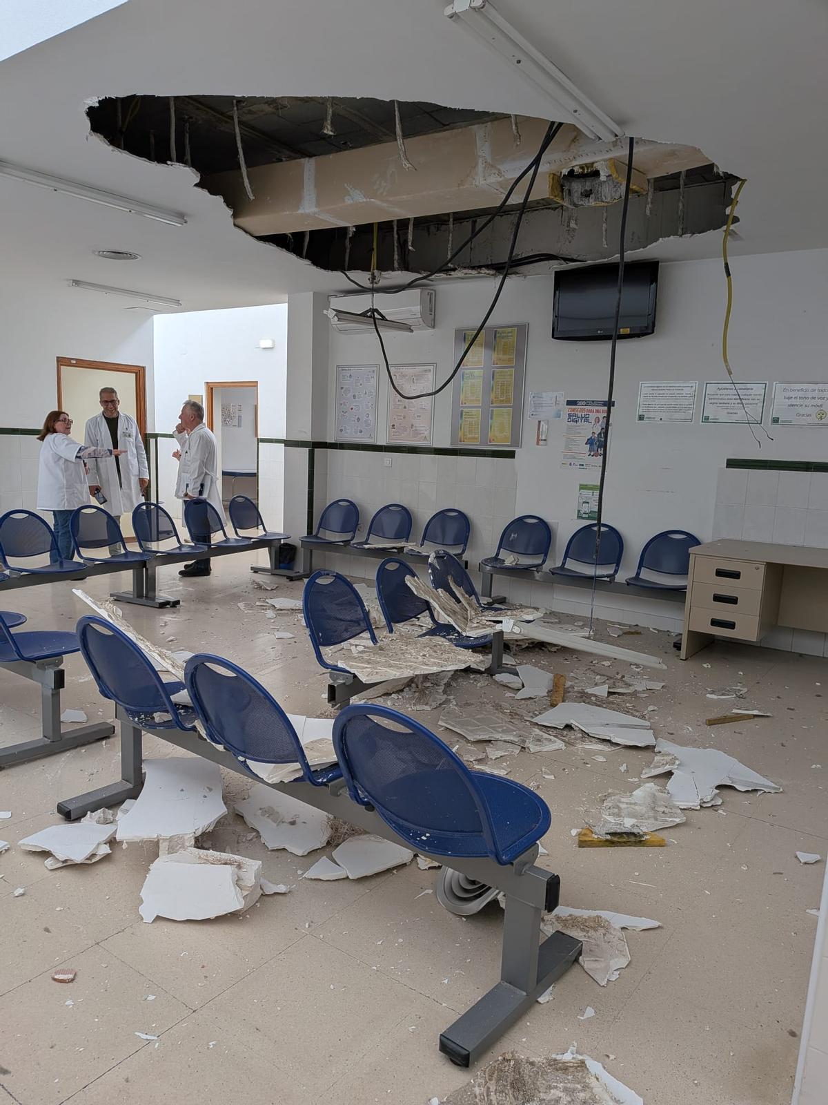 Cae parte del techo del centro de salud de San Miguel de Torremolinos