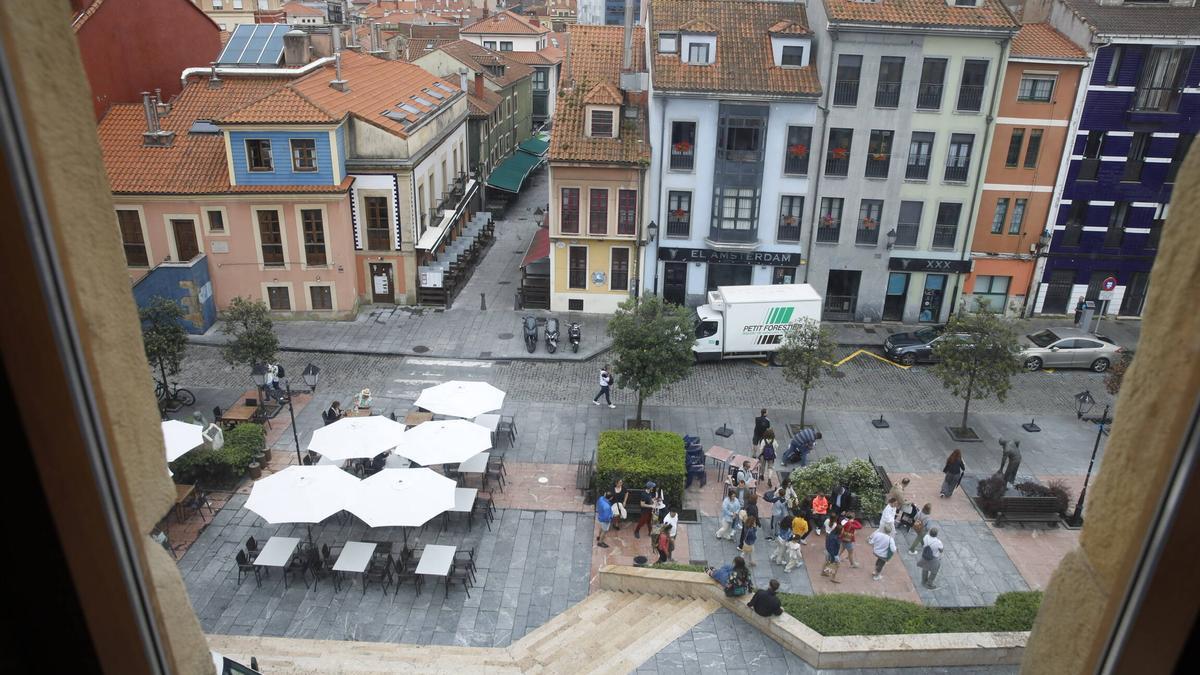 Vista de Ccimadevilla y de la plaza Arturo Arias desde el interior de Tabacalera.