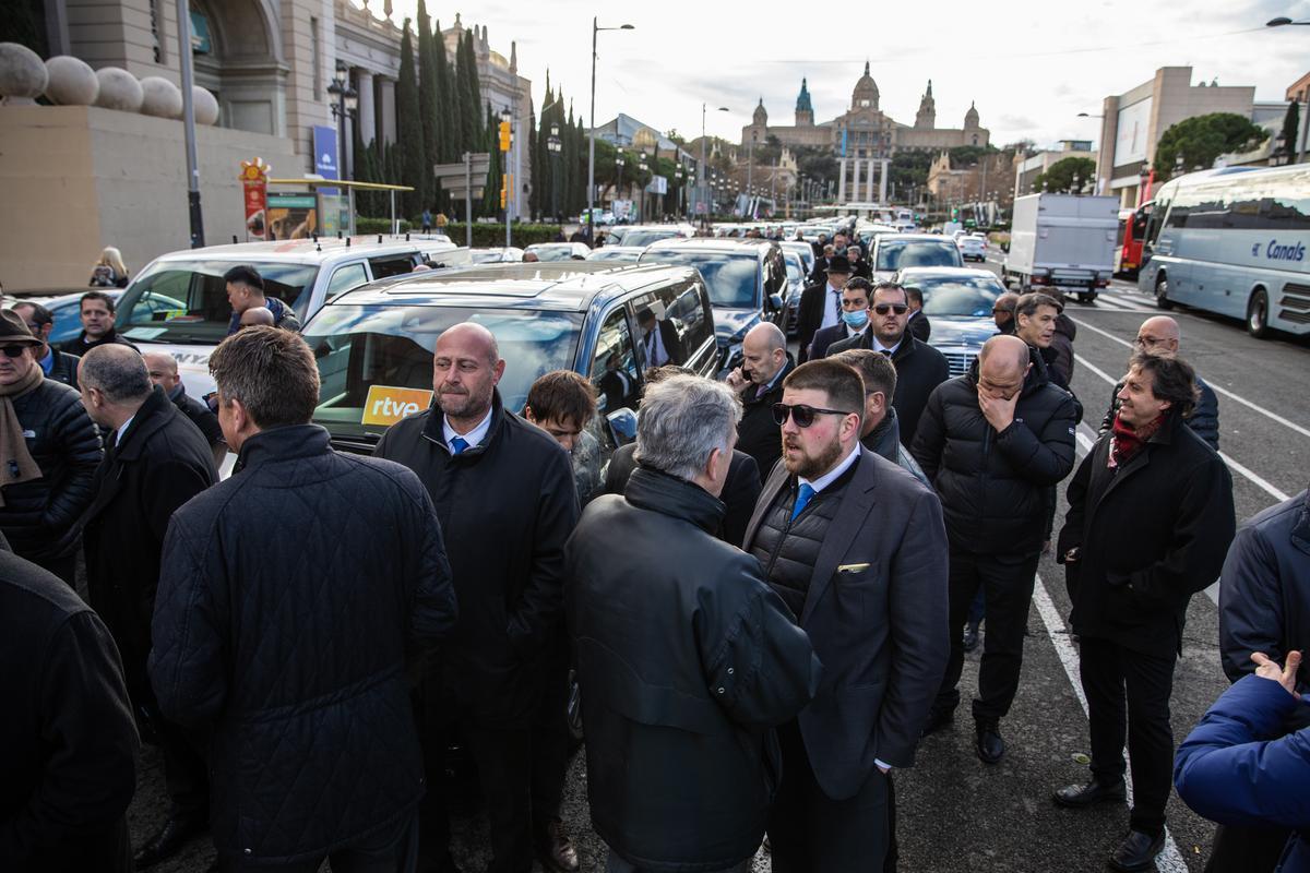 Centenares de conductores de VTC escenifican un funeral del sector y hacen una marcha lenta por Barcelona